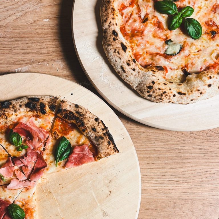 Pizza bakker in actie